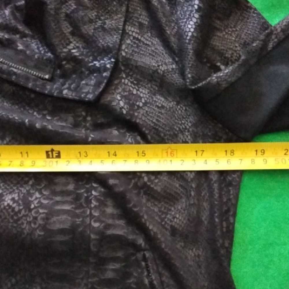 Elegant Black Leather Jacket with Textured Design - Picture 4 of 8